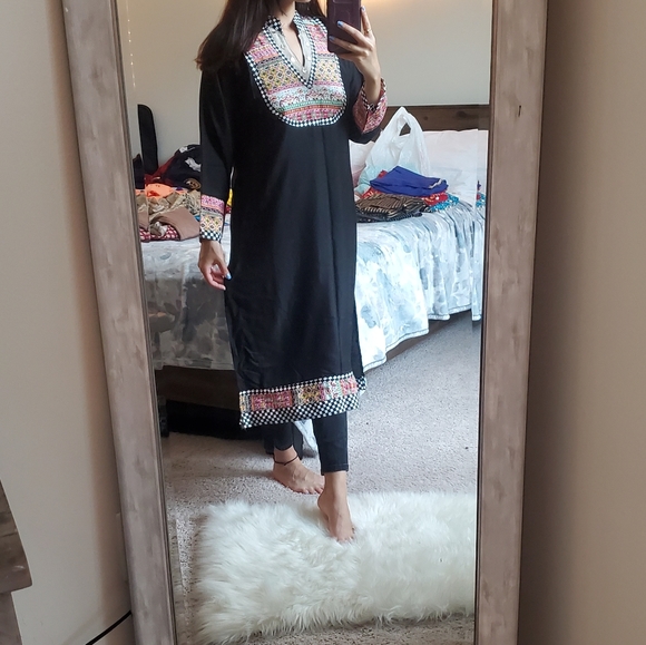 Indian Kurta Black with Orange patterns - Picture 3 of 4